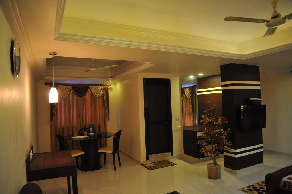 Hotel Alpha Vadodara Habitación foto